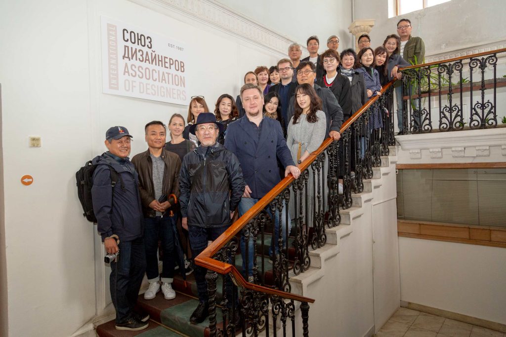 Совместное фото делегации из Южной Кореи и членов президиума МОА "Союз Дизайнеров"